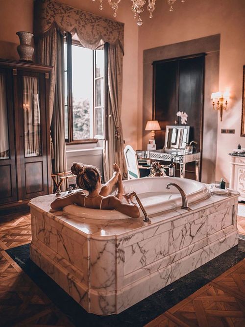 Das luxuriöse Badezimmer im Four Seasons Hotel Florenz