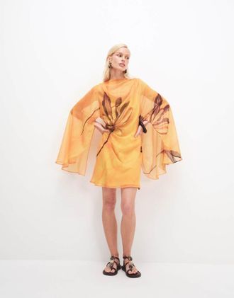 Asos Vestito corto accollato giallo con stampa floreale, maniche a mantella e drappeggio sul davanti-Multi