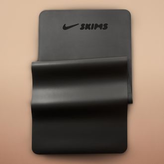 Nike SKIMS Yoga Mat in Black | GEYOG2879-ONX