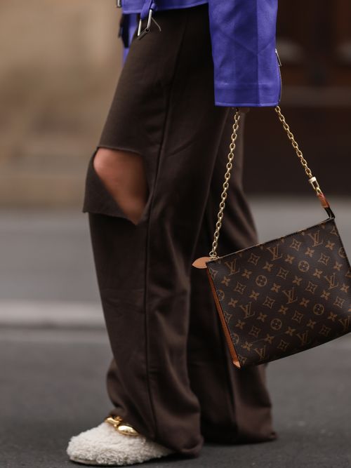 Influencerin Sonia Lyson trägt Slides aus Teddyfell mit einer großen Schnalle in Berlin