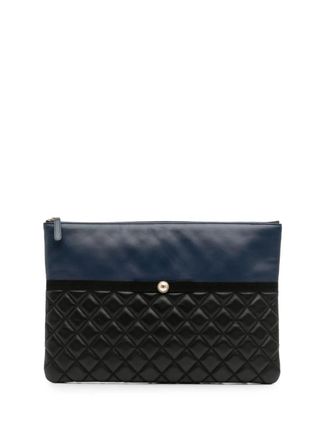 Chanel 2016-2017 Large Bicolor Quilted Leather Pearl O Case clutch bag - women - Lambskin/Goat Skin - One Size - Blue