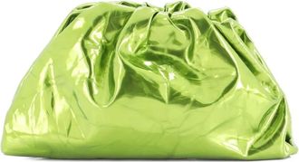 Bottega Veneta The Pouch gekreukte metallic lakleren clutch - Groen