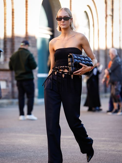 Streetstyle mit einem Look ganz in Schwarz, bestehend aus einer langen Hose und einem Bandeau-Top.