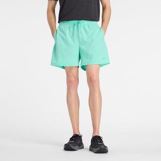 New Balance Hombre Sport Essential Short 5 en Verde/Gris, Polywoven, Talla XL