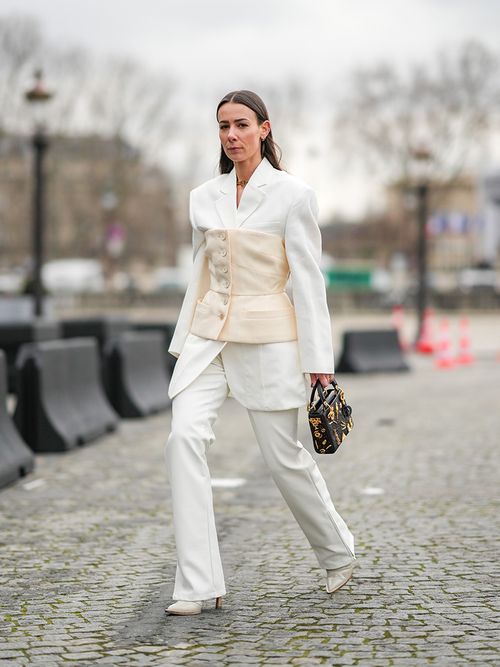 Streetstyle mit weißem Hosenanzug und einem weißen Bustier.