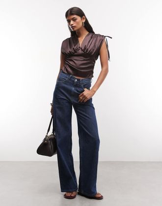 Reclaimed Vintage top in raso con spalle arricciate e scollo a V color marrone cioccolato