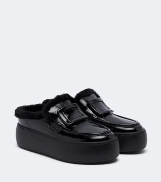 Roger Vivier Mules con plataforma de piel con borrego