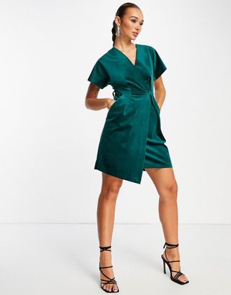 Closet Vestito corto verde smeraldo in velluto con maniche a kimono avvolgente