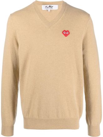 Comme Des Gar&ccedil;ons heart-patch V-neck sweater - Neutrals