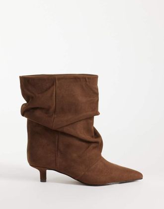 Asos stivali morbidi con tacco kitten in suedette color cioccolato-Marrone