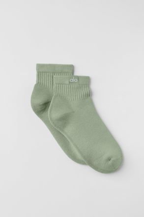 Alo | Quarter Crew Street Socks in Dune Grass, Size: Medium