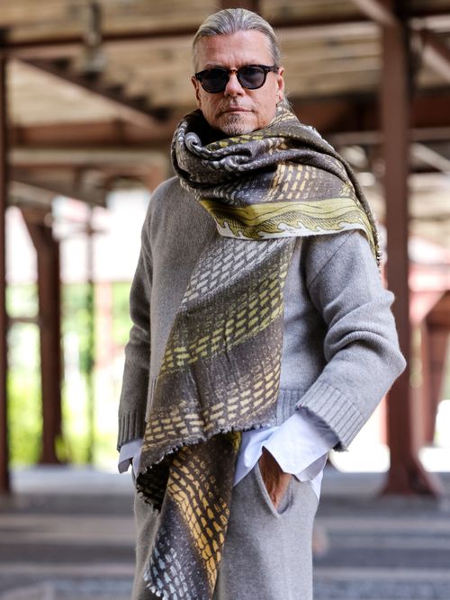 Stylist Bert Sterck hüllt sich im Naturmaterial Cashmere für einen stylischen Winter Look