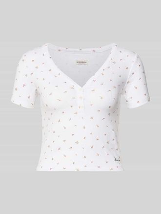 Guess Cropped T-Shirt mit V-Ausschnitt und Knopfleiste in Weiss, Gr&ouml;&szlig;e XS