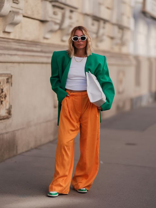Influencerin Karin Teigl trägt einen oversized Blazer und Hose in Knallfarben in Wien