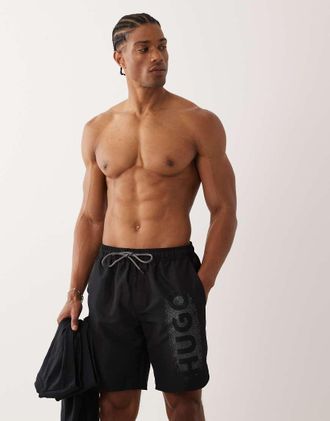 HUGO BOSS Pantaloncini da bagno neri con logo spray in coordinato-Nero