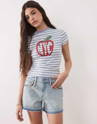 Abercrombie & Fitch Pantaloncini svasati a vita medio alta con fondo grezzo in denim lavaggio azzurro-Blu
