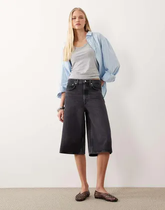 Arket Pantaloncini bermuda ampi in denim neri-Nero