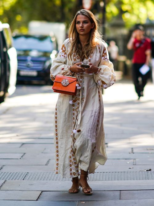 Street Style Look von einer Influencerin in einem langem Maxikleid im angesagten Hippie Style