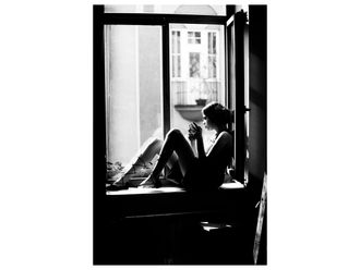 Schubiger M&ouml;bel Digitaldruck auf Glas Frau Auf Der Fensterbank