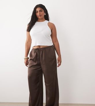 Pretty Lavish Curve Breya - Pantaloni in raso color cioccolato con coulisse in coordinato-Marrone