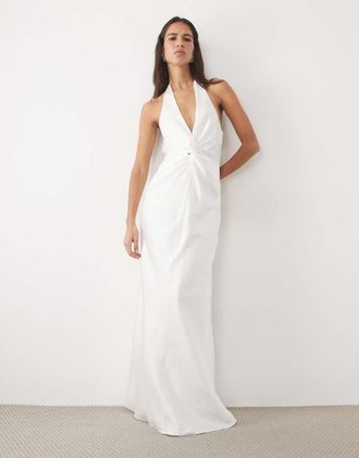 Six Stories Bridal abito lungo bianco in raso con scollo allamericana, sciarpa e fronte intrecciato