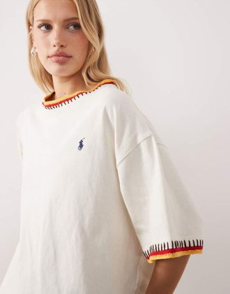 Polo Ralph Lauren Icon - T-shirt squadrata a mezze maniche color crema con bordi a contrasto e logo-Bianco