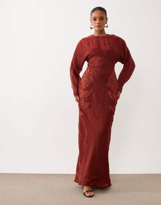 Asos Vestito lungo a maniche lunghe bordeaux in raso stropicciato ricamato-Grigio
