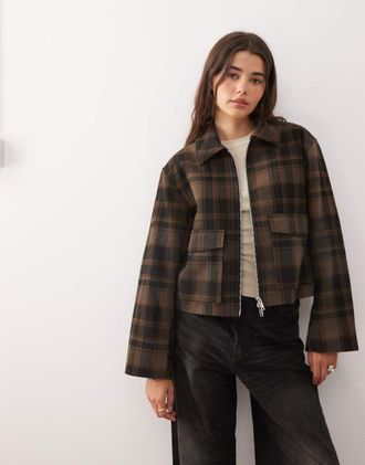 Monki Giacca corta in misto lana marrone a quadri con colletto