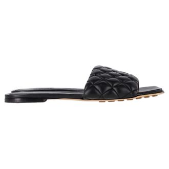 Bottega Veneta Bottega Veneta Gebuffelde Platte Sandalen van Zwart Leer