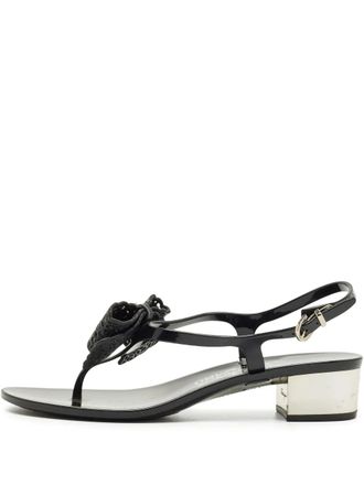 Ferragamo Platte sandalen met enkelbandje en strik - Zwart