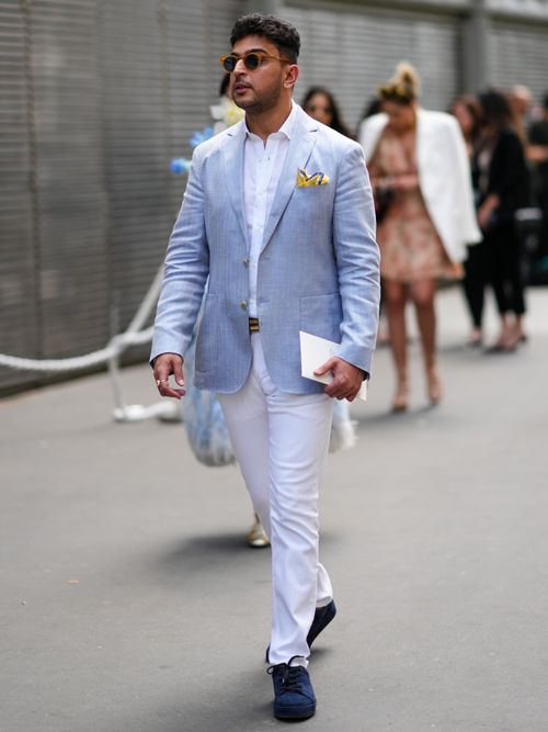 Street Style Foto von einem Gast auf der Paris Fashion Week im Preppy Stil
