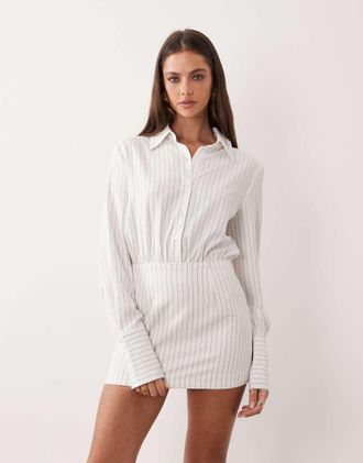 Aria Cove Vestito camicia corto aderente bianco gessato con polsini ampi