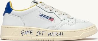 Autry MEDALIST LOW SNEAKERS IN LEATHER COLOR WHITE AND BEAU BLUE WITH LETTERING