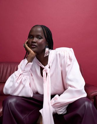 Asos Blusa in raso rosa con spalline imbottite e allacciatura al collo