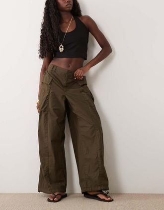Asos Pantaloni a palloncino kaki con tasche laterali multitasche-Verde