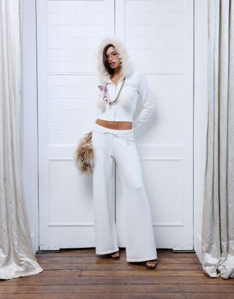 Juicy Couture felpa con cappuccio in maglia con logo in strass, zip e dettagli in pelliccia color crema-Bianco