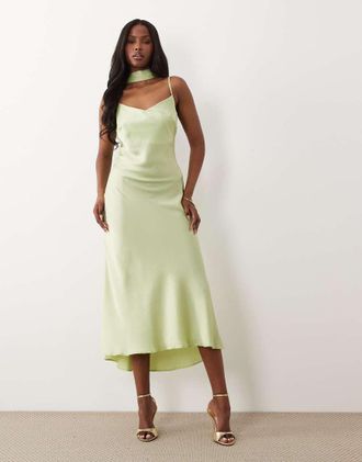 New Look Vestito midi con spalline sottili in raso verde chiaro con sciarpa