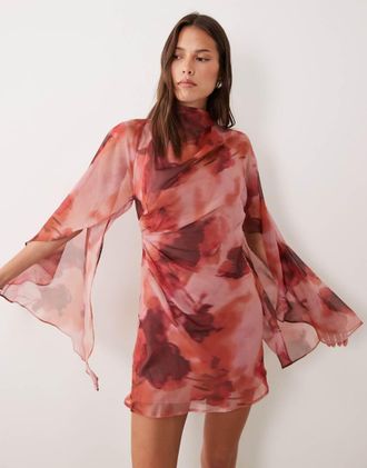 Asos Vestito corto accollato rosa a fiori sfocati con drappeggio sul davanti e maniche a mantella-Multicolore