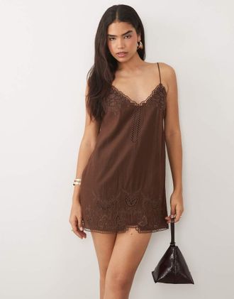 Mango Vestito corto con spalline sottili in misto cotone marrone decorato