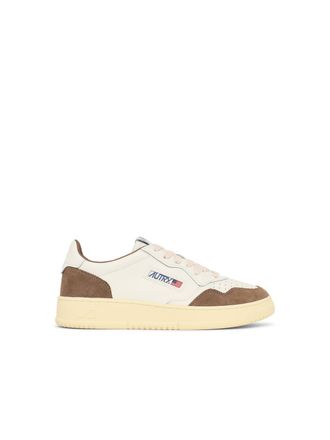 Autry Medalist Low witte leren en tabakssneakers