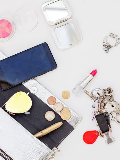 Borsa piena di cose inutili? Questi sono i 9 oggetti che dovresti avere sempre con te