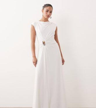 Forever New Forever New - Vestito lungo sinuoso bianco con scollo a barchetta e dettaglio in metallo con perline