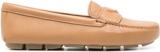 Prada Mocasines de conducci&oacute;n de cuero con logo triangular de Prada