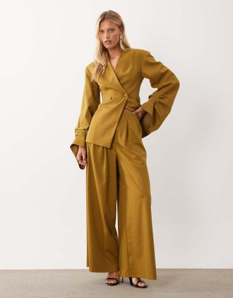 Asos coordinato sartoriale con pantaloni a gamba larga color senape-Giallo