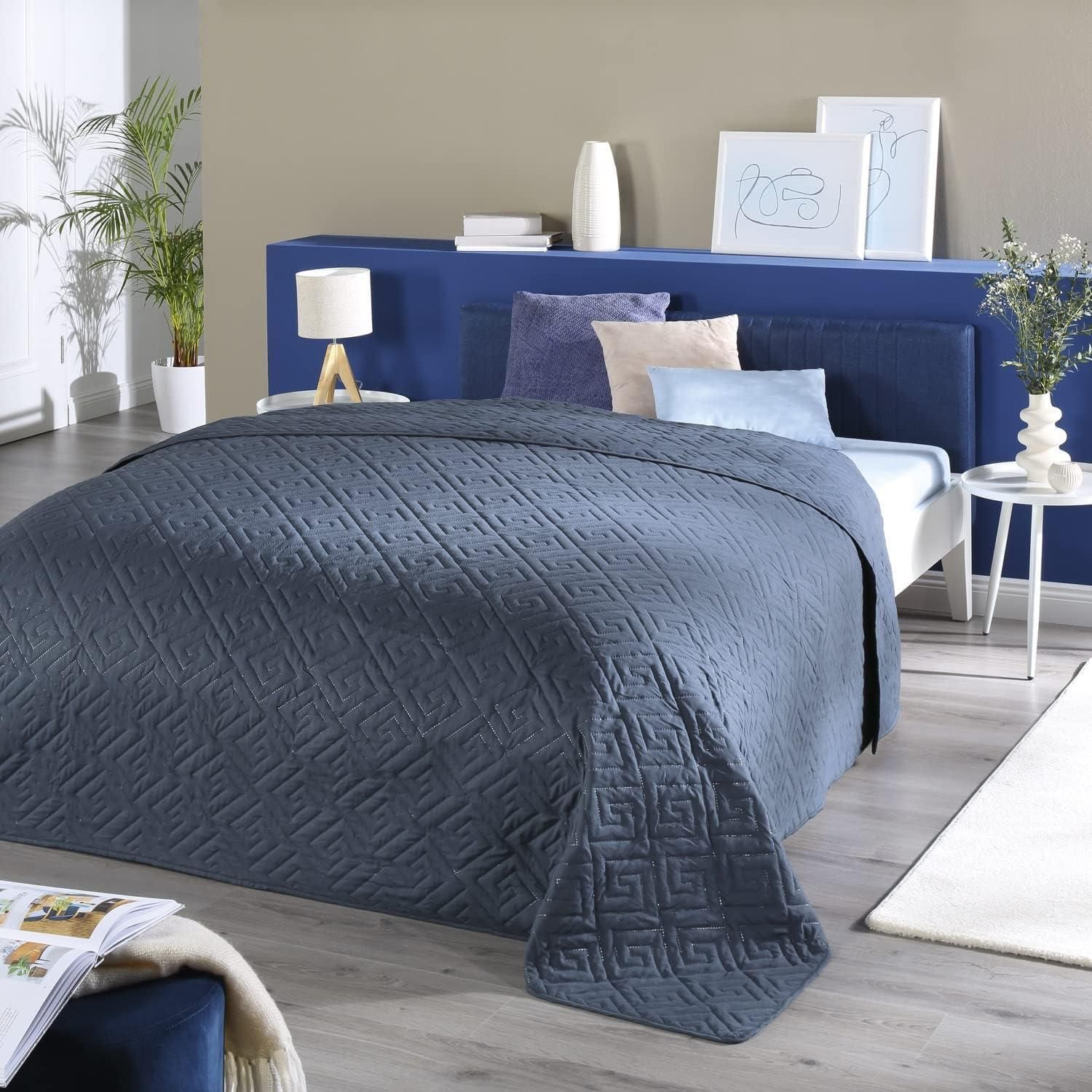 Delindo Lifestyle Tagesdecke Bettüberwurf Premium blau, für Doppelbett, einfarbig für Schlafzimmer, 220x240 cm ab 22,90 €