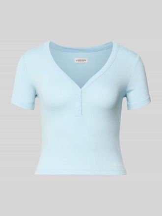 Guess Cropped T-Shirt mit V-Ausschnitt und Knopfleiste in Hellblau, Gr&ouml;&szlig;e XS