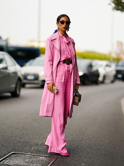 Streetstyle mit einem komplett pinken Look.