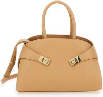 Ferragamo Tassen, Dames, Beige, ONE Size, Leer, Beige Handtas met Verstelbare Riem