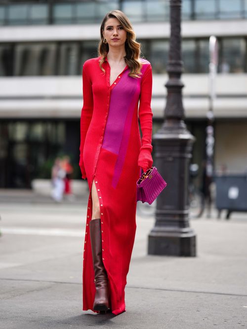 Zita D'Hauteville trägt ein Strickkleid aus Magenta-Farben und Boots auf der Paris Fashion Week.