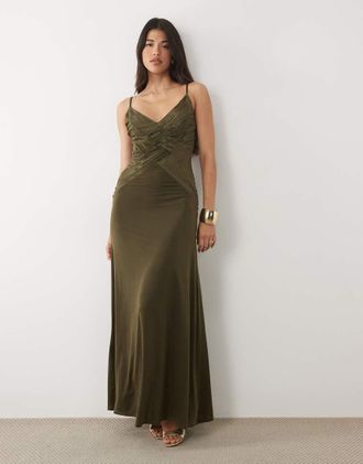 Asos Vestito lungo pliss&eacute; verde oliva scuro con scollo a V e schiena scoperta